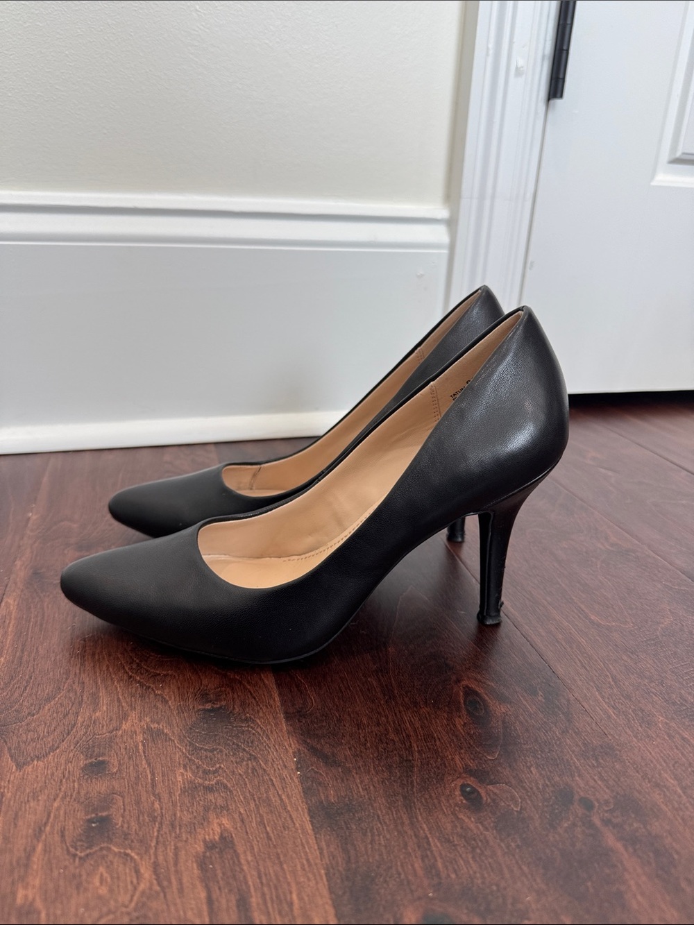 The Limited Black Leather Pumps Classic Heels, women’s size 8.5 Chic style